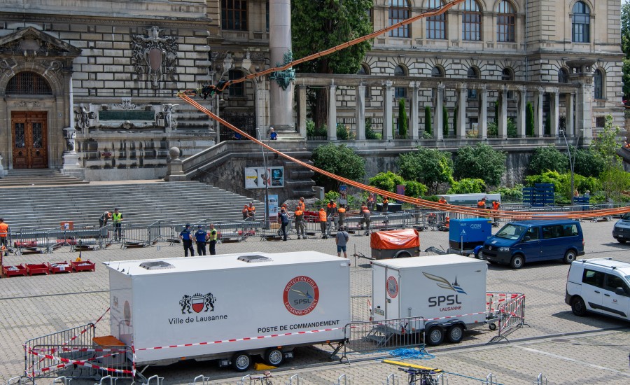 Montage des barrières de sécurité dans le cadre des manifestations du Centenaire du Traité de Lausanne en juillet dernier. © Mathilde Imesch – Ville de Lausanne